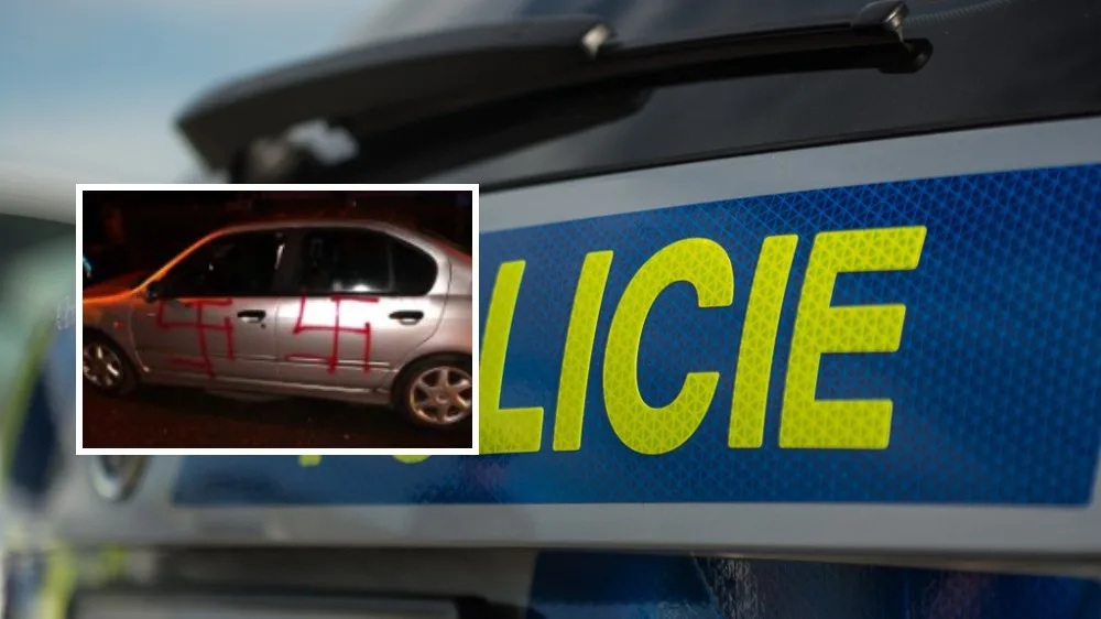 Vandal posprejoval na auto hákové kříže. S pátráním policie prosí o pomoc veřejnost