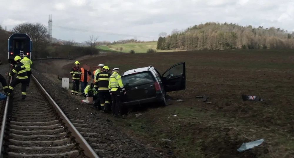 Srážka osobního auta s vlakem v Semínově Lhotě