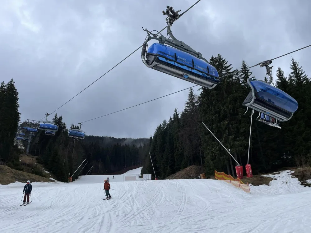 Lyžovat se dá na Černé hoře, v Říčkách i ve Špindlerově Mlýně
