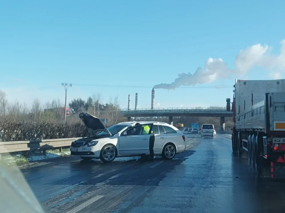V Královéhradeckém kraji sněžilo. Na kluzkých silnicích se stala řada nehod