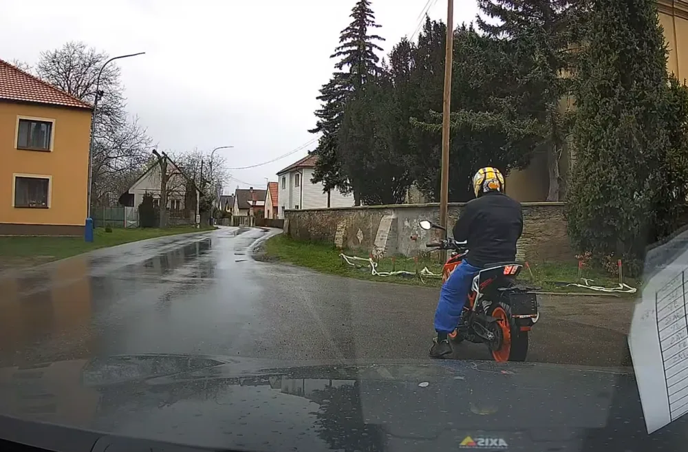 Policie zadržela celostátně hledaného muže. Jel na motorce bez řidičáku