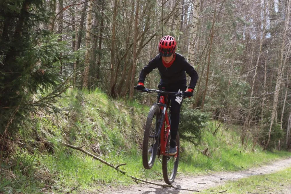 Bajkeři mohou do Dvora Králové vyrazit na singletrack, modrý trail se právě otevírá