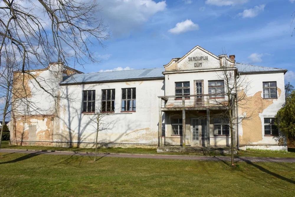 Škroupův dům v Osicích chátrá. Hejtmanství musí vyřešit, jak historickou budovu zachránit