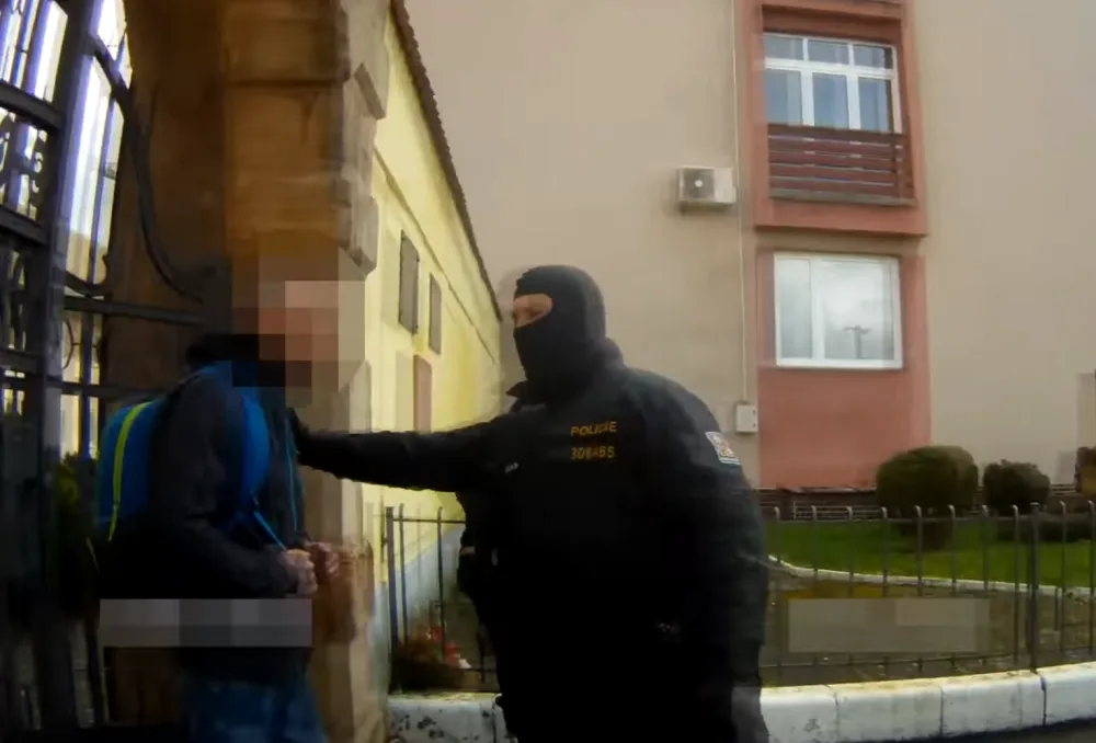 Propuštěný vězeň nebyl na svobodě ani minutu. Hned u brány Valdic ho opět zatkli