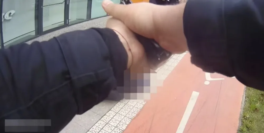 Muž s nožem v Hradci Králové přepadl nezletilou dívku a muže. To vše v rozmezí deseti minut.