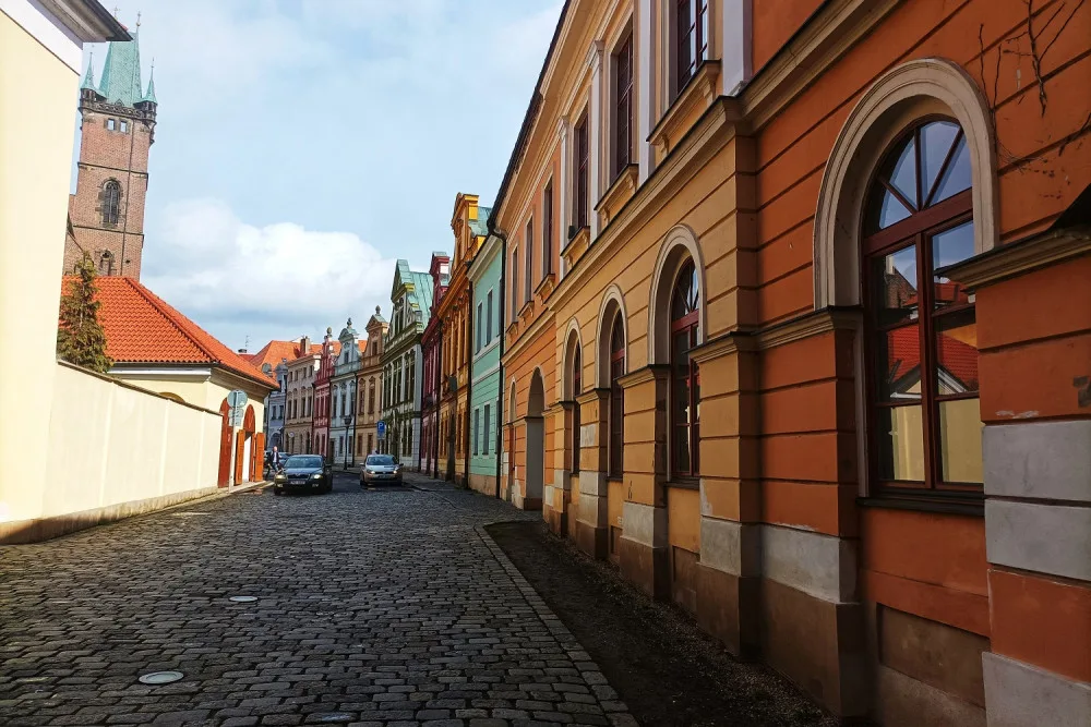 Hradec Králové zjednoduší cyklistům jízdu v centru, bude rušit parkovací místa