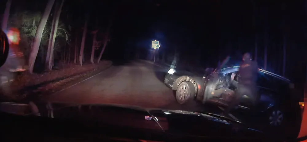 Počkal si, až hlídka vystoupí z auta. Pak šlápnul na plyn a policistům se pokusil ujet.