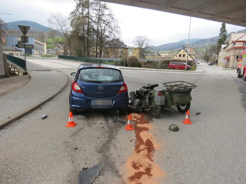 Po nehodě ve Vrchlabí skončil motorkář v nemocnici. Letěl pro něj vrtulník.