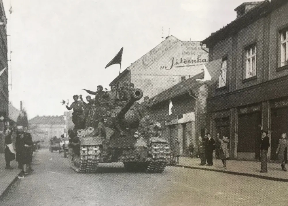 Sovětští tankisté projíždějí dnešní třídou Karla IV., 9.5.1945. Foto Sekal