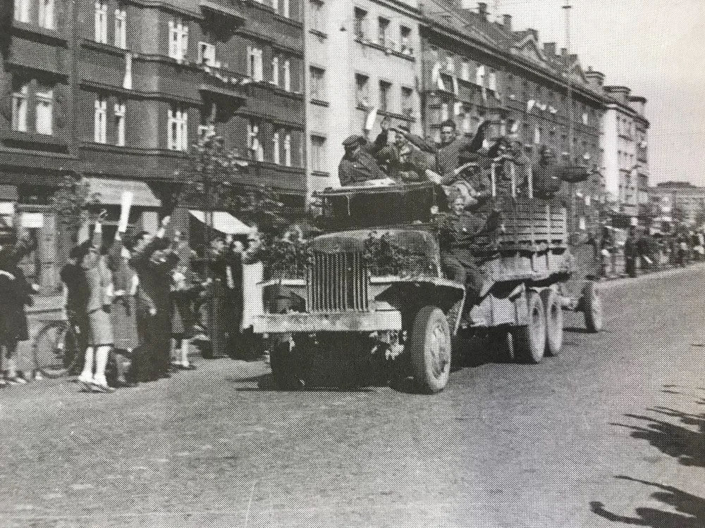 Vítání příslušníků Rudé armády. Foto V. Sekal