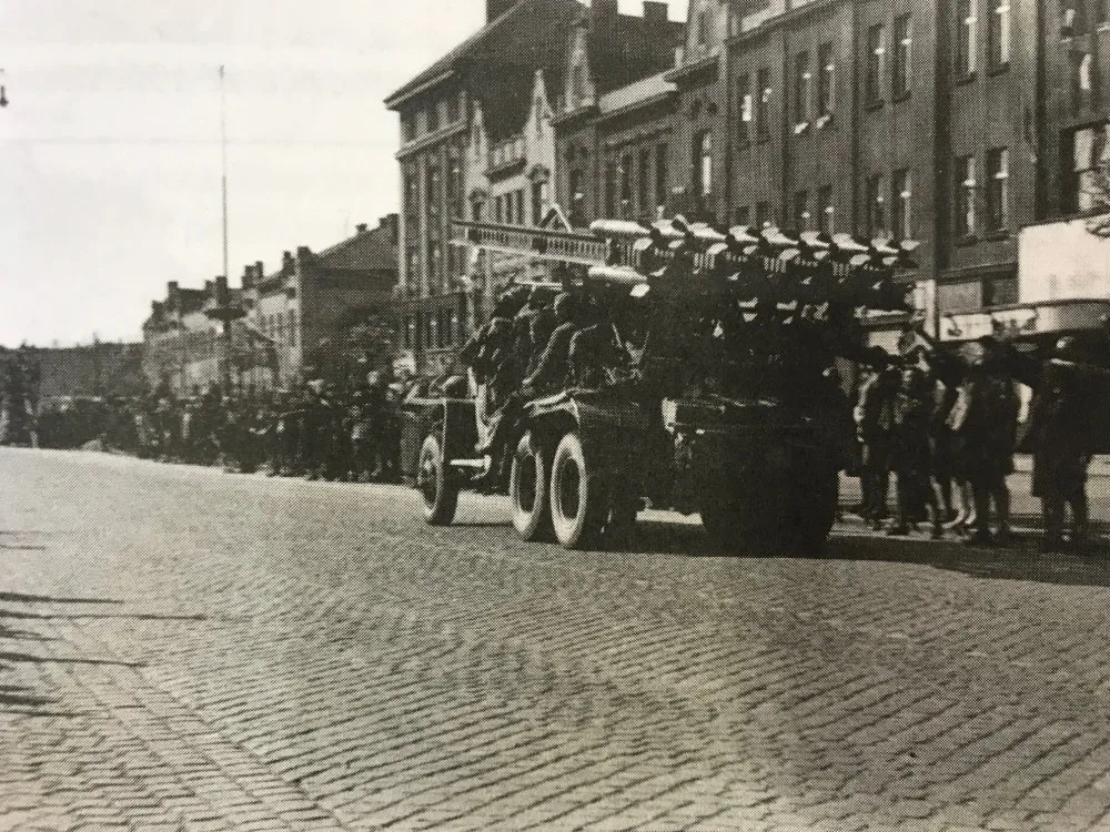 Obávané "kaťuše" u kina Centrál. Foto V. Sekal