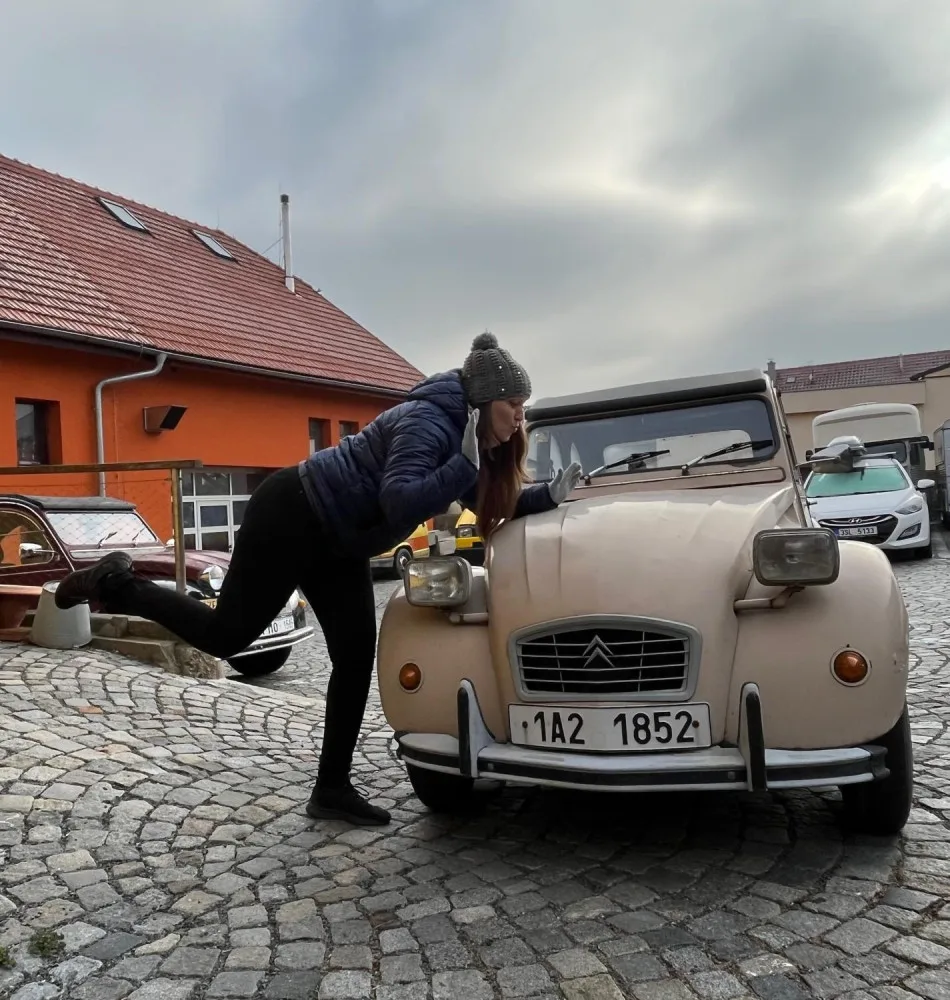 Jako první letos safari ve Dvoře Králové projede Barbora Holická se svou kachnou