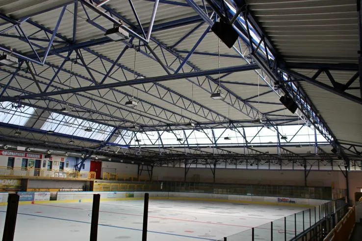Zimní stadion ve Dvoře Králové nad Labem bude mít nové osvětlení. To by mělo ušetřit peníze