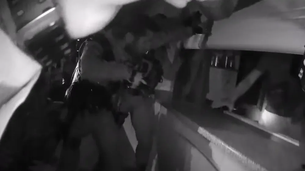 VIDEO: Policie vytáhla zloděje přímo ze zmrzlinového stánku. K němu přijel na nákupním vozíku