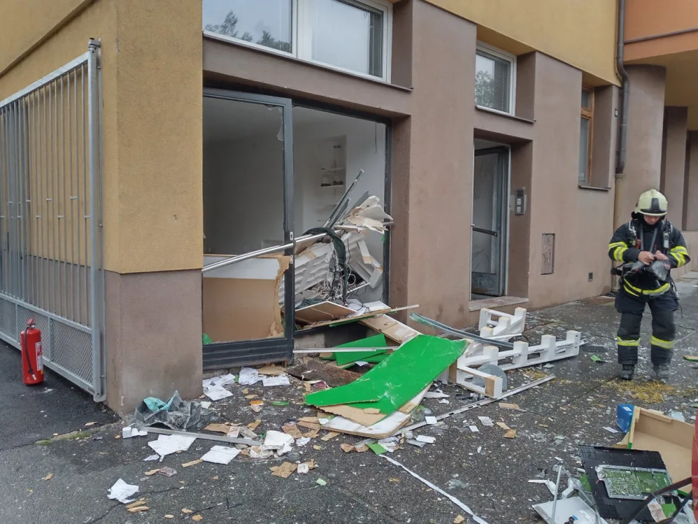 Po výbuchu v centru Hradce Králové jsou dva lidé v nemocnici.