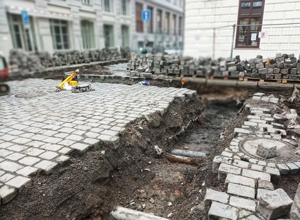 Některé ulice v hradeckém centru jsou rozkopané, povede sem dálkové teplo