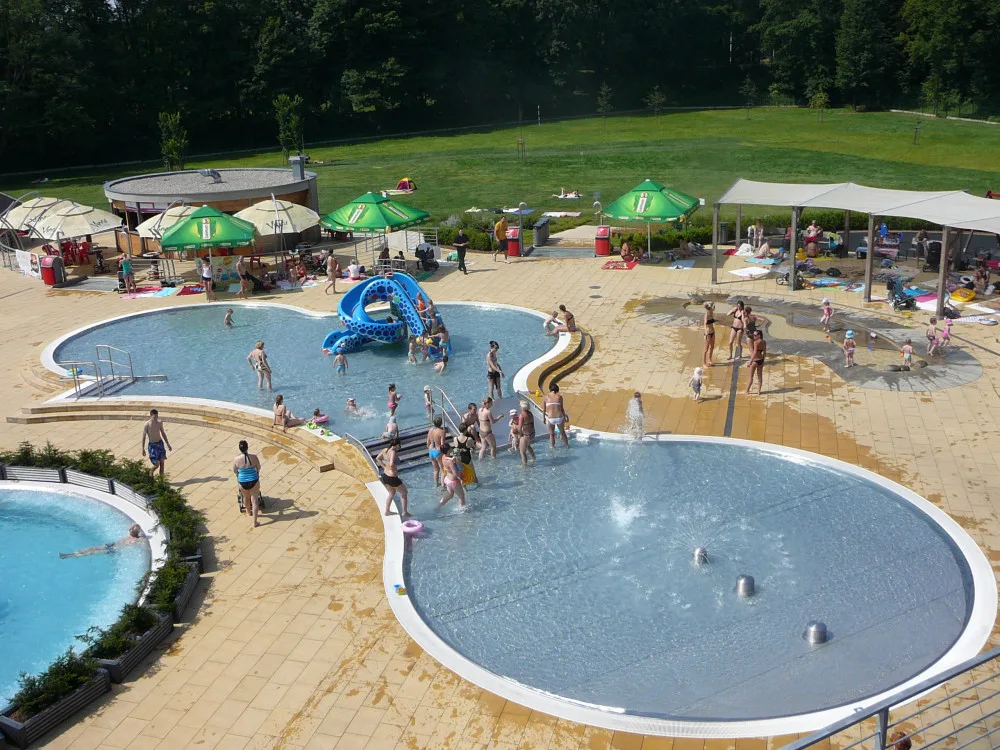 Koupaliště Flošna v Hradci Králové zahájí sezonu o tomto víkendu. V hlavní sezoně si lidé připlatí
