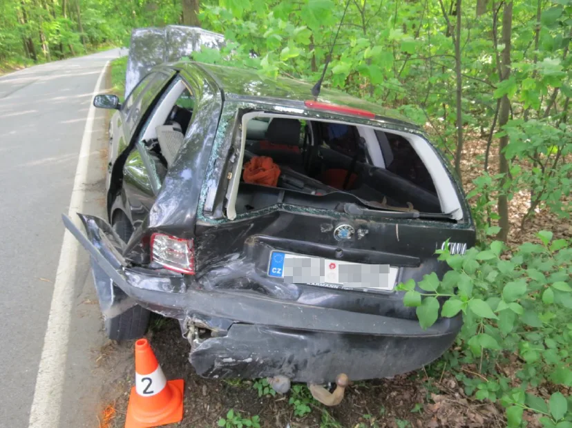 Senior nedobrzdil a narazil do auta před ním. Jeho řidič zrovna zastavoval stopaři