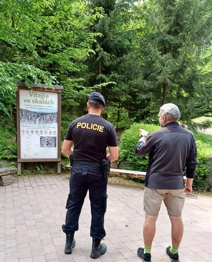 Na policejní hlídky narazí turisté i v Prachovských skalách. Zaměřují se na neukázněné návštěvníky