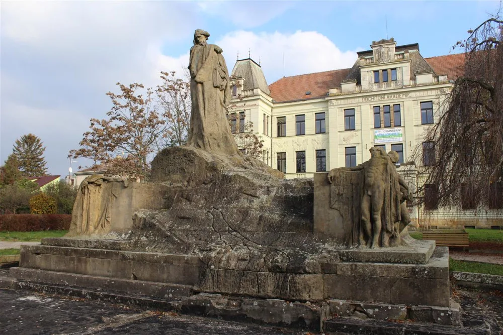 Hořice nechají zrestaurovat přes sto let starý Husův pomník. Vše pod dohledem památkářů