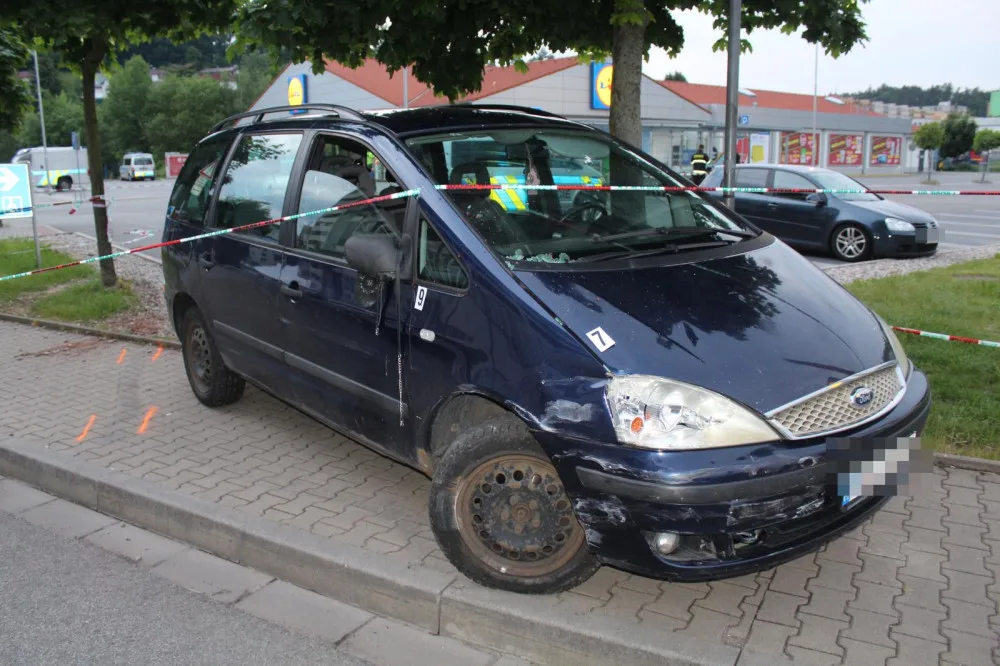 Řidič pod vlivem srazil a vážně zranil chodkyni. Vzhledem k věku mu hrozí poloviční trest.