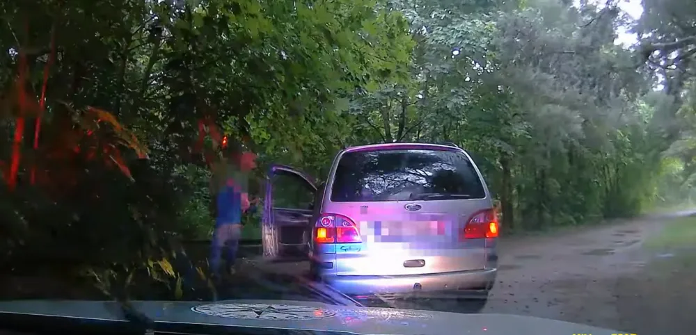 Cizinec se pokusil ujet policejní hlídce. Za volantem neměl co dělat, má zákaz.
