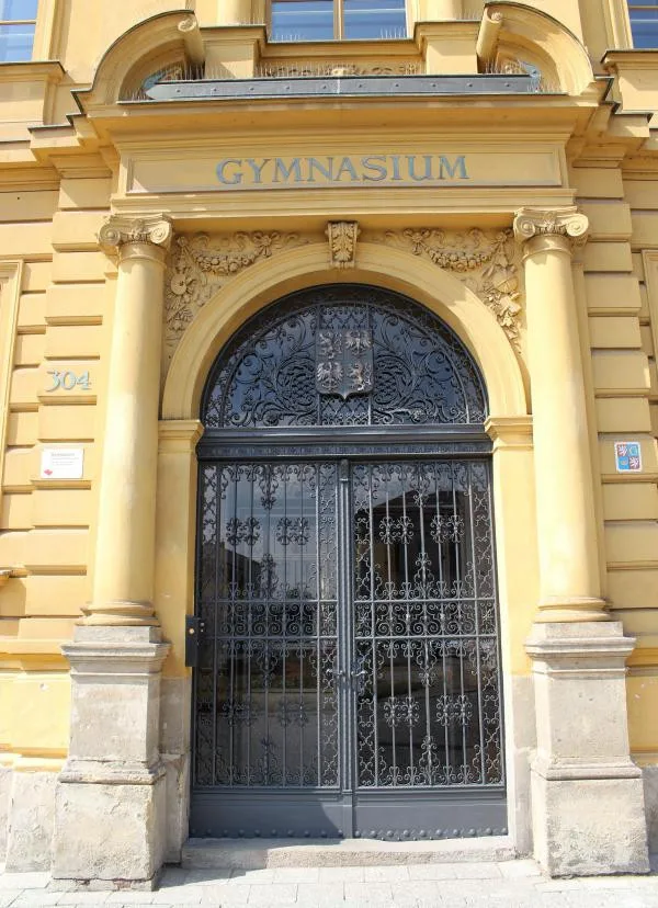 Budova historického gymnázia ve Dvoře Králové se dočká nového vstupního vestibulu