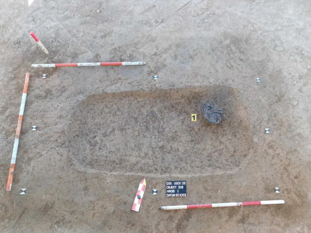 Archeologové v trase D35 našli ozdobu náboje kola vozu z doby železné
