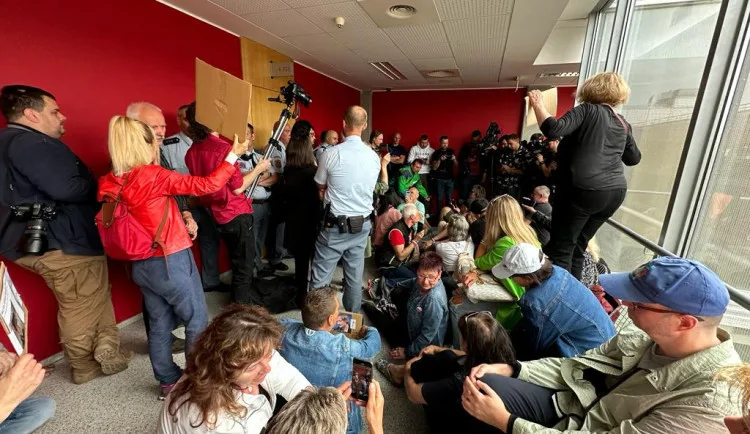 GLOSA: Mají novináři informovat o tom, co se děje u soudů s dezinformátory?