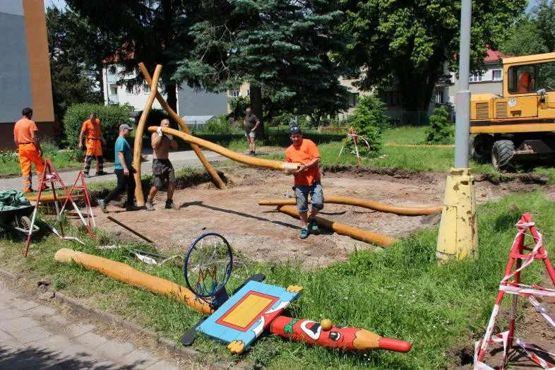 Dvůr Králové rozšiřuje svou síť dětských hřišť. Další se staví v Macharově ulici