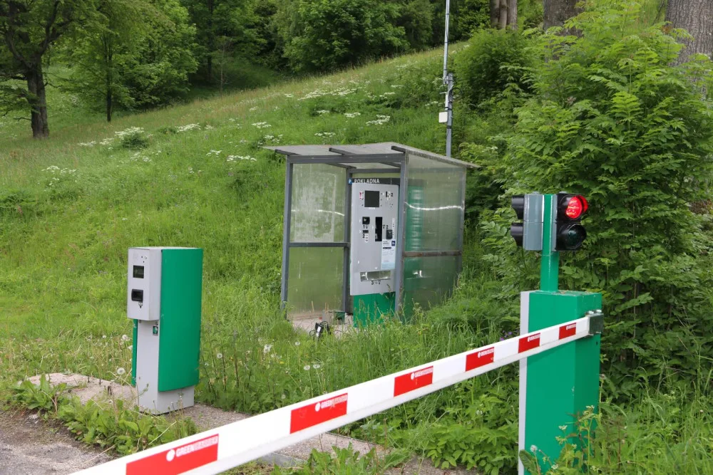 Muž v Krkonoších vykrádal vše, co mu přišlo pod ruku. Osobní auta, parkovací automaty i restaurace