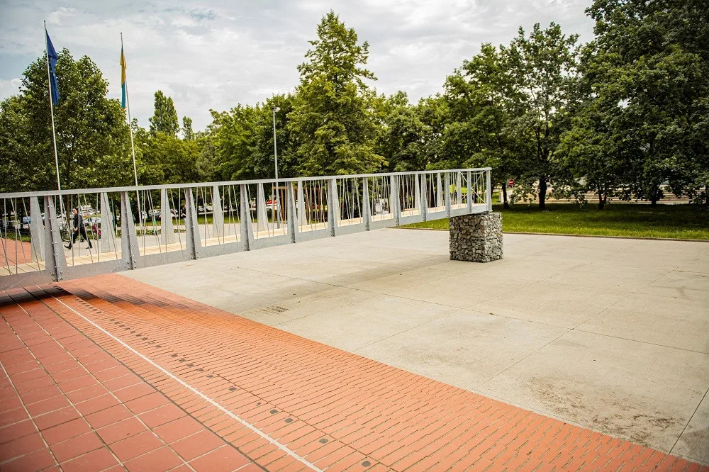 Lávka Klínovvka před budovou Fakulty architektury ČVUT