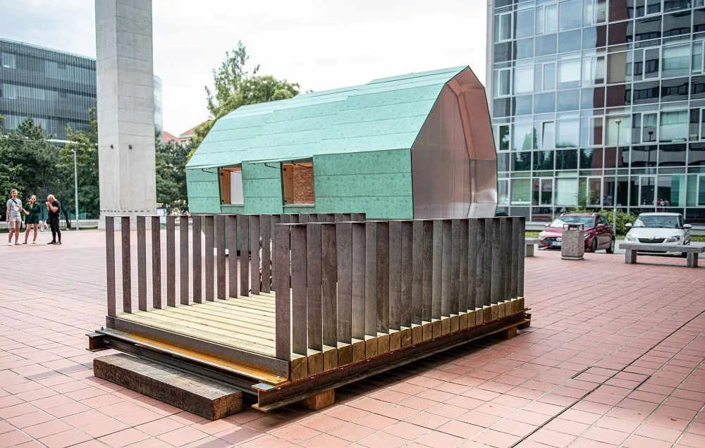 Lávka Kokrháč před budovou Fakulty architektury ČVUT