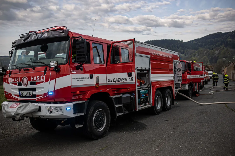 Na Jičínsku hořel les, při zásahu asistoval i bambivak a osmdesát hasičů