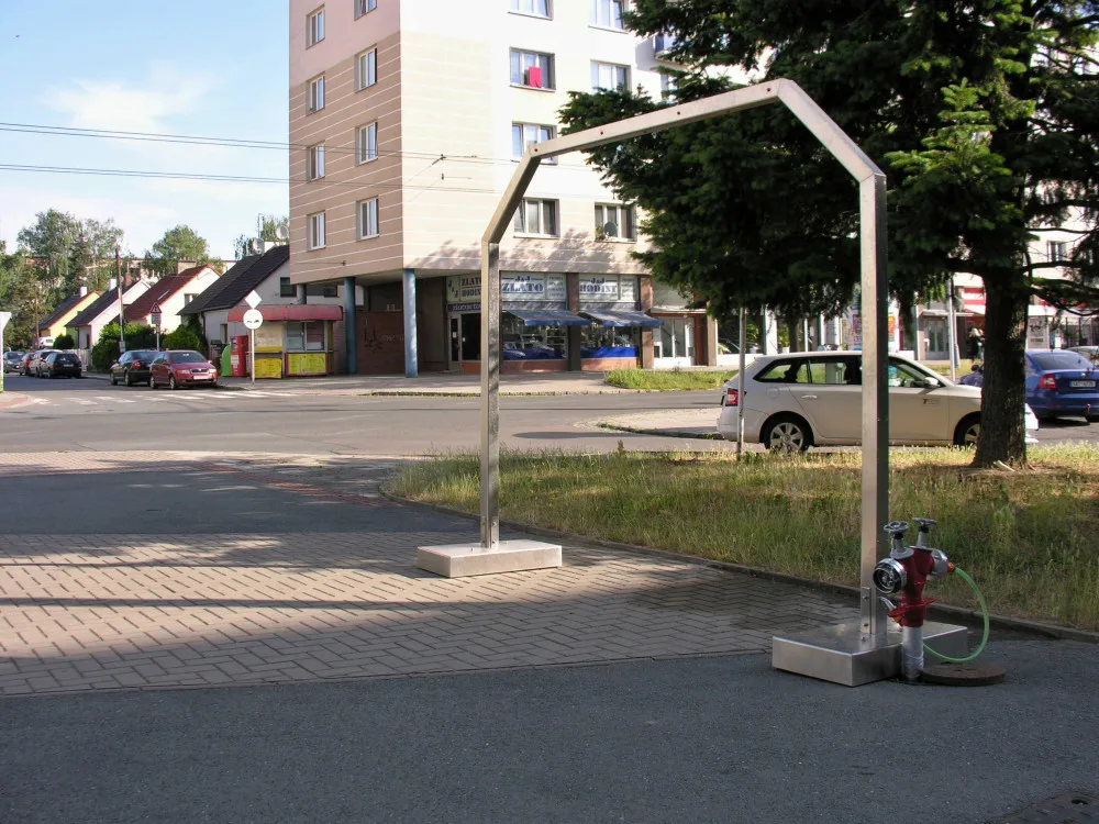 Hradec Králové dostal svou první mlžnou bránu. Lidi ji najdou na Slezském Předměstí