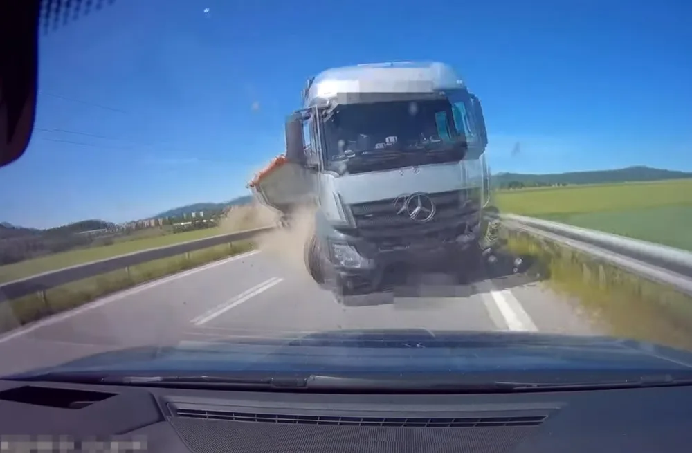 Policie zveřejnila děsivou nehodu. Na vině byla únava řidiče kamionu.