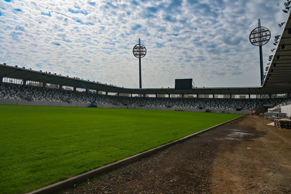 Na stadionu v Hradci začaly kolaudace, polovina července je deadline