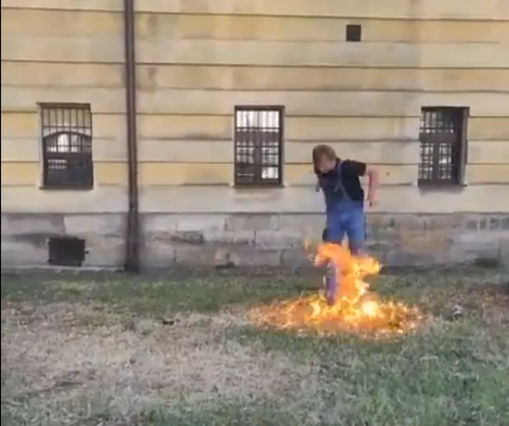 Muž v centru Hradce rozlil a zapálil hořlavou látku. Podle svědků se pokusil upálit.