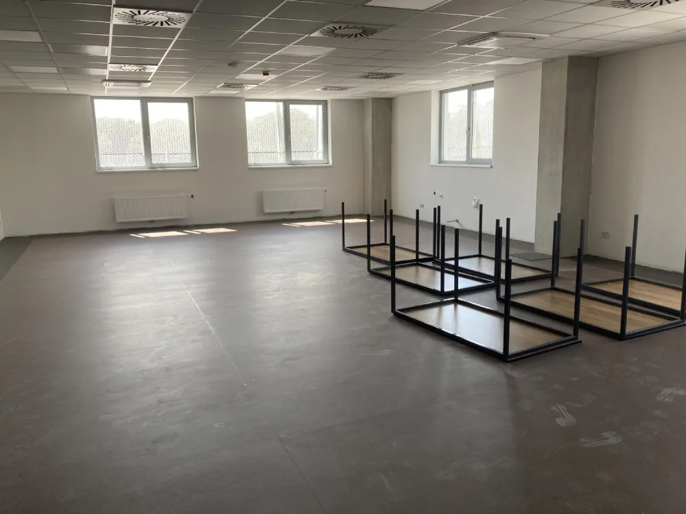 OBRAZEM: Fotbalový stadion v Hradci Králové je téměř dokončen. Podívejte se, jak vypadá uvnitř