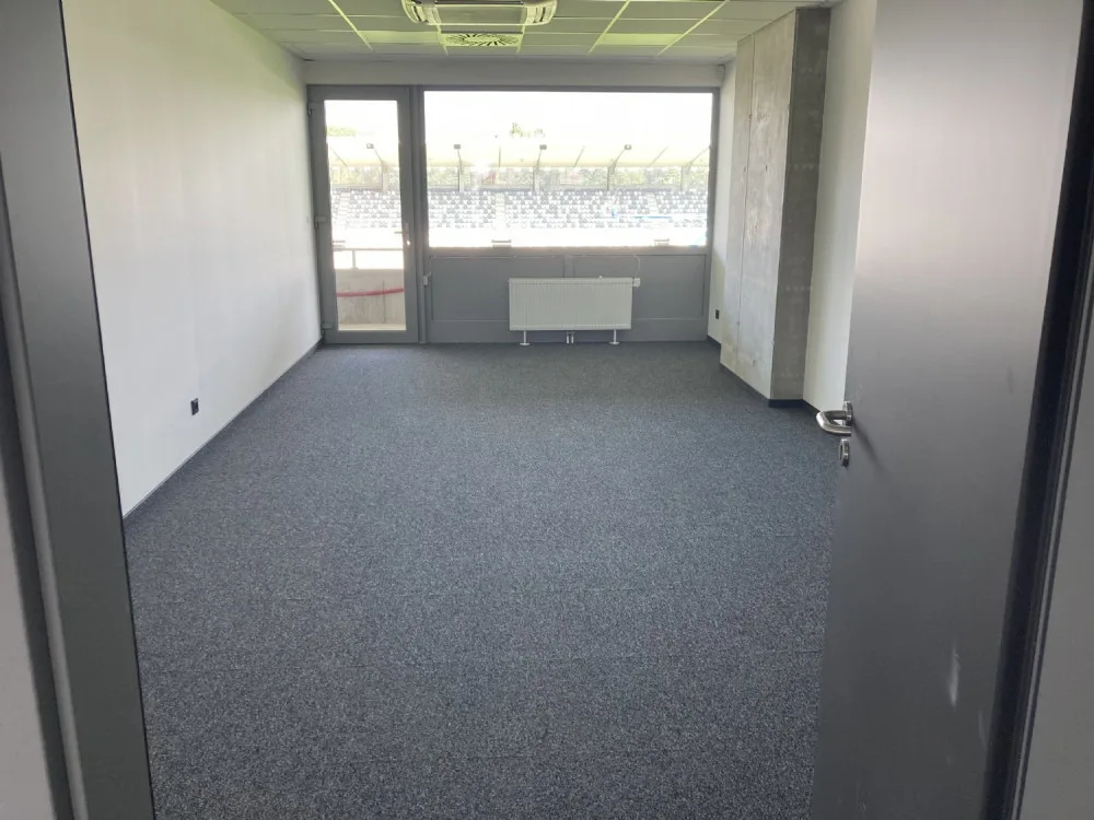 OBRAZEM: Fotbalový stadion v Hradci Králové je téměř dokončen. Podívejte se, jak vypadá uvnitř
