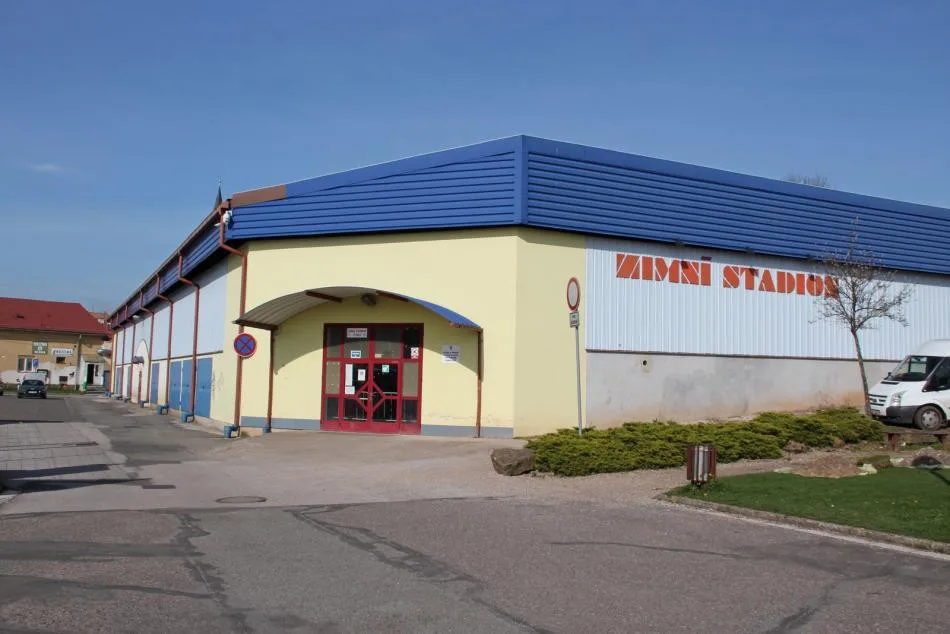 Přes léto projde zimní stadion ve Dvoře Králové rekonstrukcí. Dostane nová světla i zvuk.