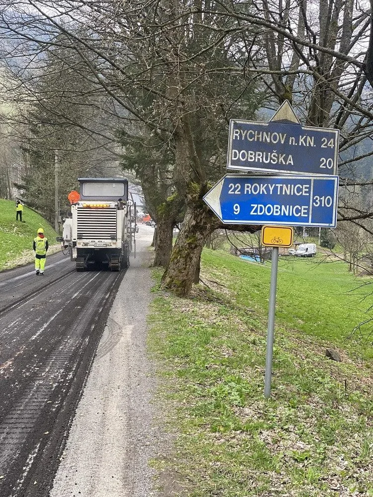 Silnice na Šerlich prochází rekonstrukcí