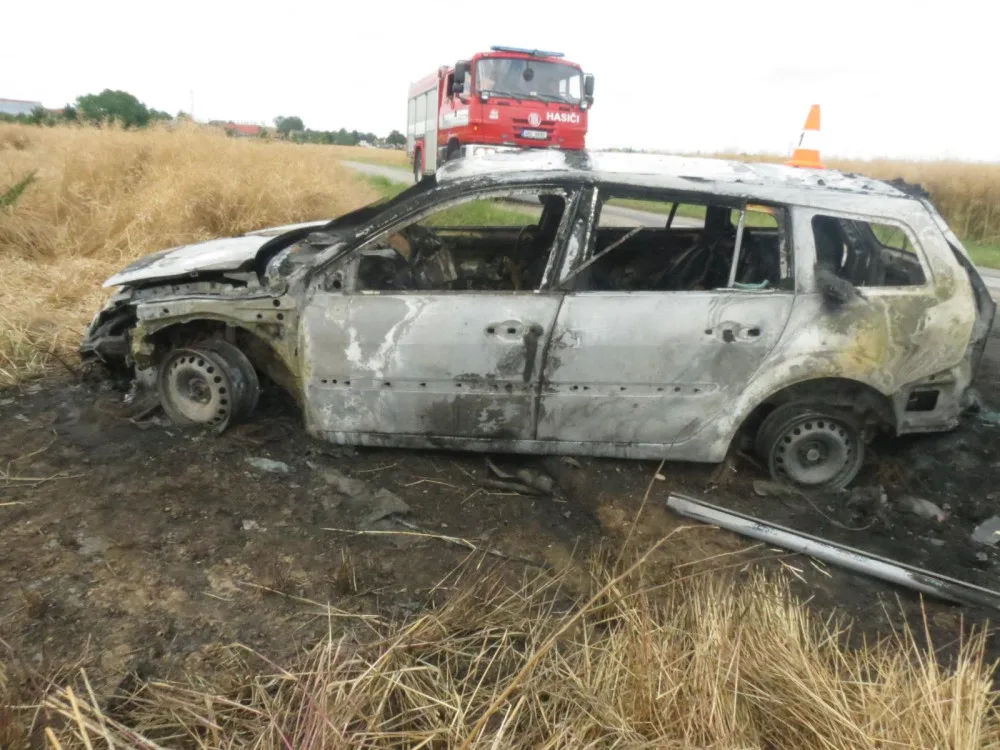 Řidič pod vlivem nezvládl zatáčku a vylétl ze silnice. Po nehodě začalo auto hořet