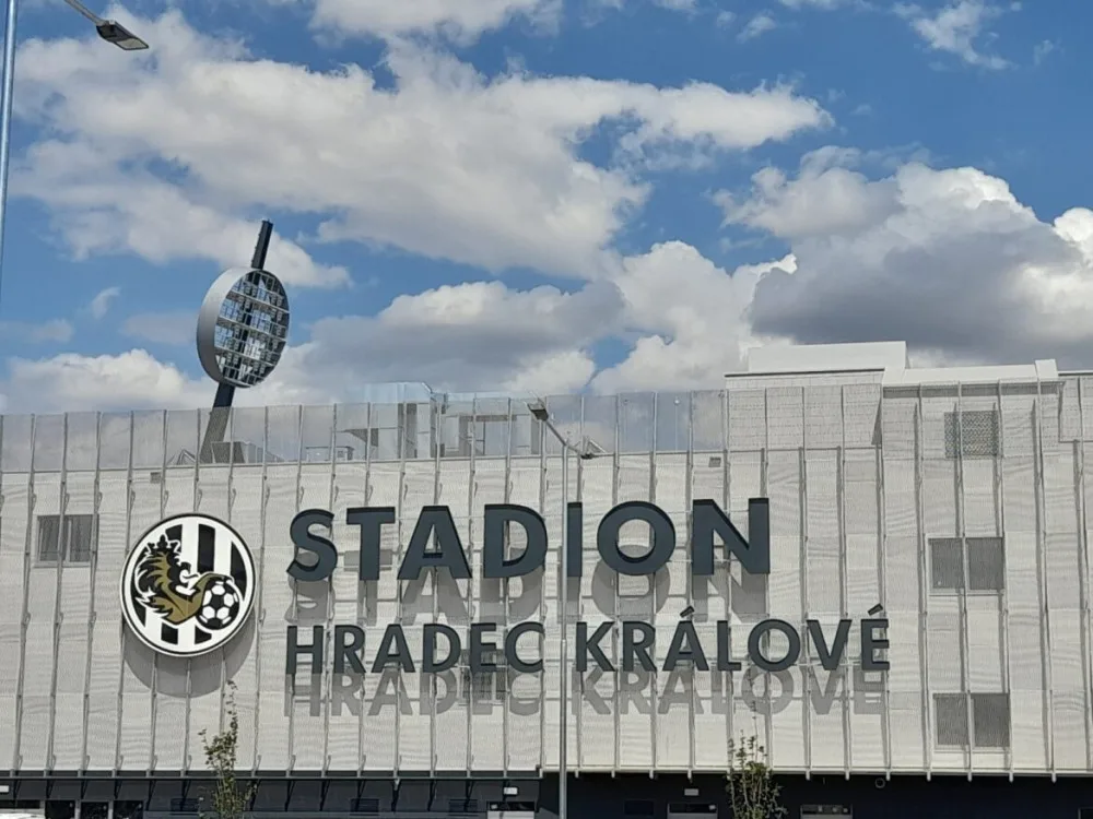 Fotbalový stadion v Hradci Králové zřejmě do 31. července hotový nebude