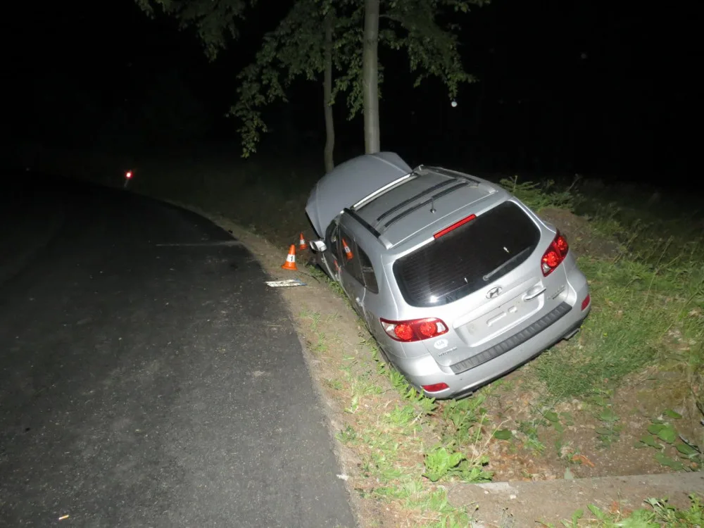 Osmnáctiletý mladík bez řidičáku nezvládl zatáčku a vyletěl ze silnice. Navíc byl pod vlivem alkoholu.