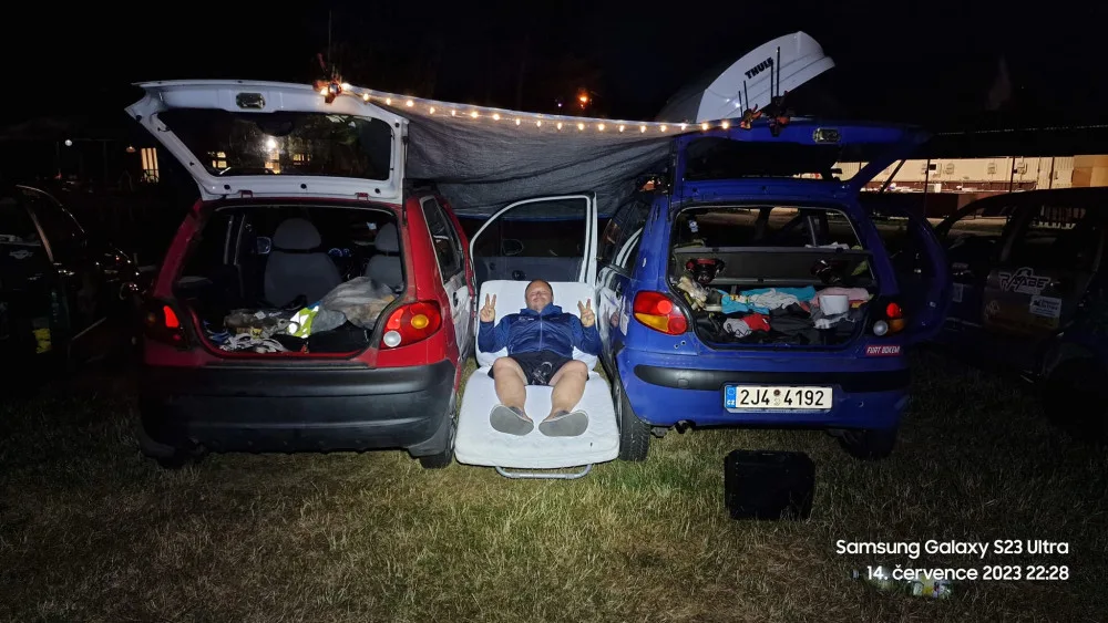 Výprava Matizem kolem republiky dojela do cíle. Po cestě museli za tisícovku koupit nové auto