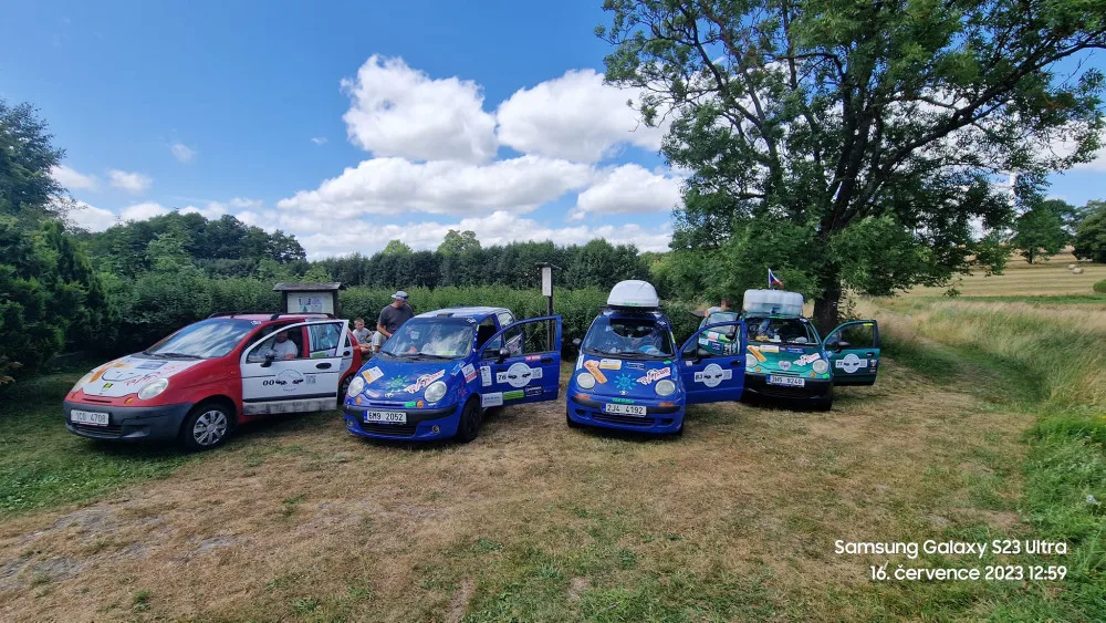 Výprava Matizem kolem republiky dojela do cíle. Po cestě museli za tisícovku koupit nové auto