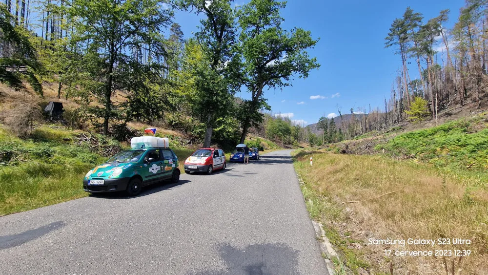 Výprava Matizem kolem republiky dojela do cíle. Po cestě museli za tisícovku koupit nové auto