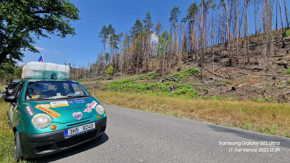 Výprava Matizem kolem republiky dojela do cíle. Po cestě museli za tisícovku koupit nové auto