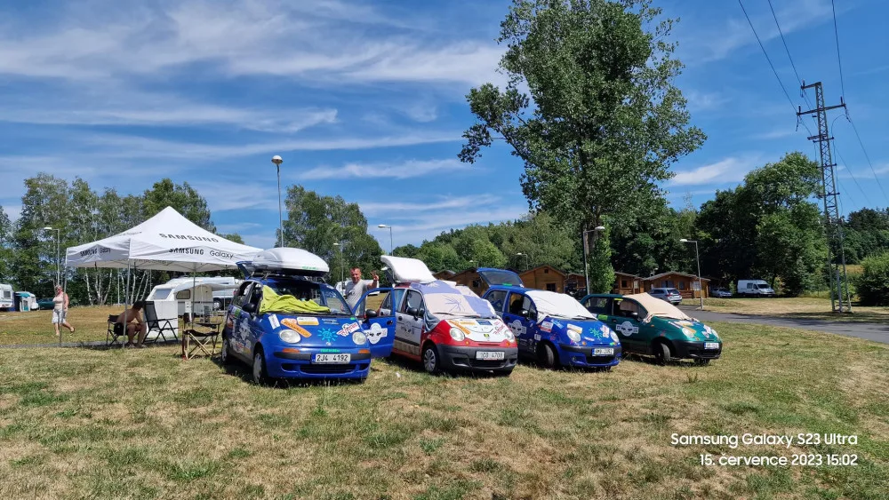 Výprava Matizem kolem republiky dojela do cíle. Po cestě museli za tisícovku koupit nové auto